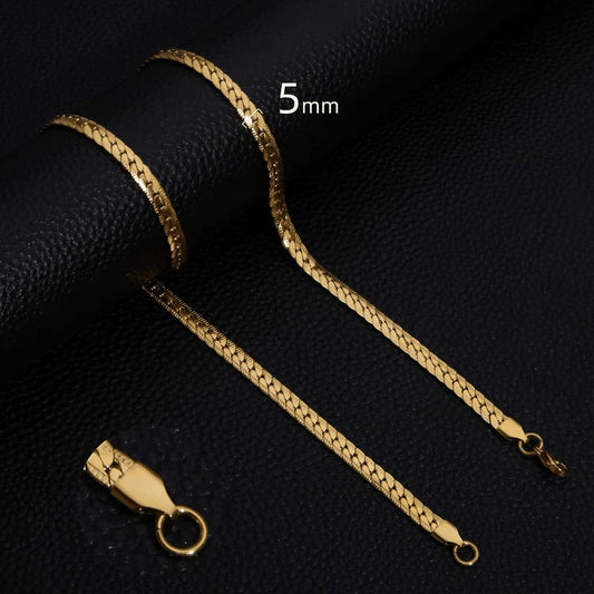 Aramat Jewels goudkleurige platte gourmet ketting van 5mm breed roestvrij staal met een stijlvolle bewerkte rand.