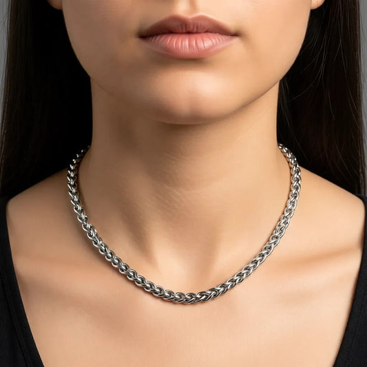 Aramat Jewels vossenstaart halsketting van 8 mm breed RVS in zilverkleur, gedragen om de nek als statement sieraad.