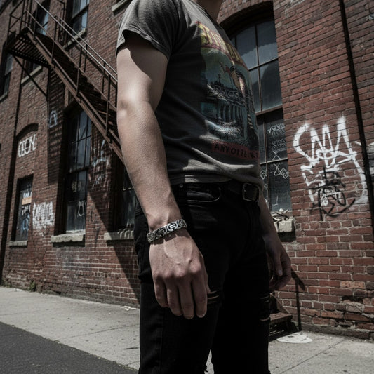 Aramat Jewels zilverkleurige stalen koningsschakelarmband van 11mm breed gedragen door een man in een urban setting.