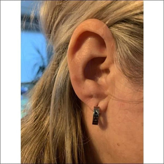 Een vrouw met een zwarte oorbel