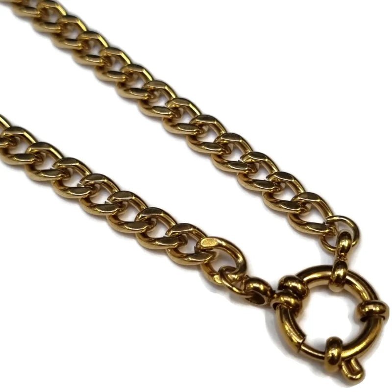 Een gouden ketting met een slotje eraan