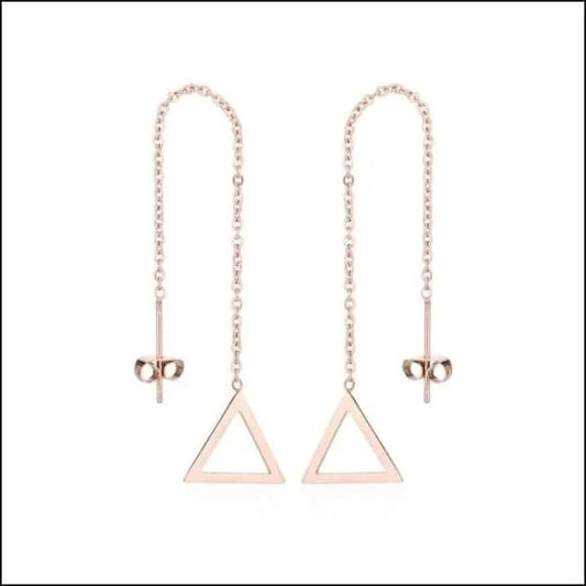 Een paar oorbellen met een driehoek en ketting