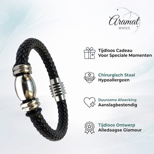 Een zwarte leren armband met een zilveren sluiting