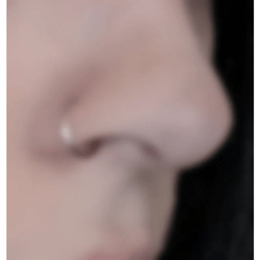 Een vrouw met een neuspiercing