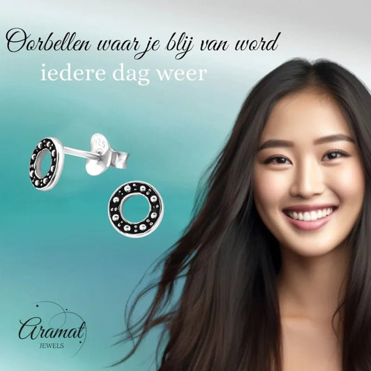 Ronde zilveren oorbellen.