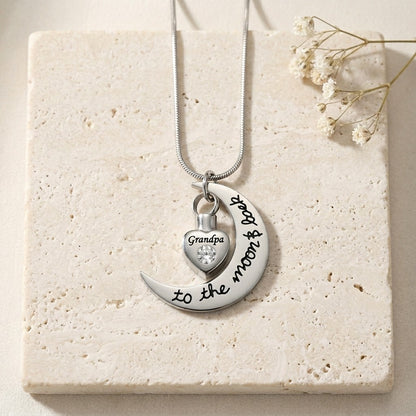 Aramat Jewels ashanger met de tekst "Grandpa to the moon and back" op een halve maan, met een hartvormig urn-hangertje met zirkonia.