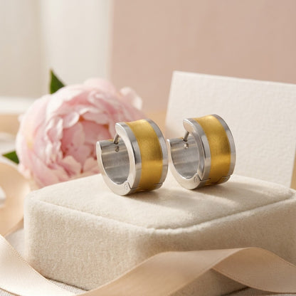 Aramat Jewels bicolor stainless steel hoop earrings with a wide gold stripe, 13mm diameter, modern uniseks design.