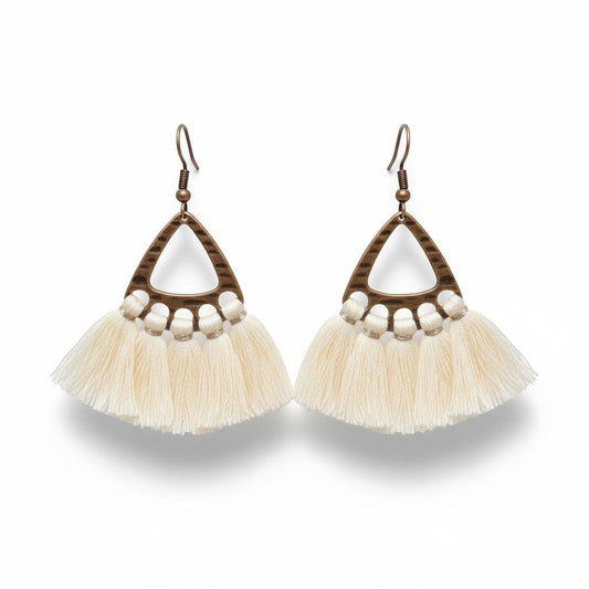 Aramat Jewels boho oorhangers met creme kwastjes en bronskleurige metalen details in een driehoekig design.