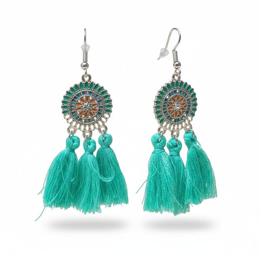 Aramat Jewels boho oorhangers met mintgroene kwastjes, emaille details en roestvrij staal voor een zomerse look.