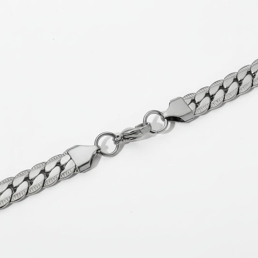 Aramat Jewels chunky gourmet ketting van 8mm breed zilverkleurig RVS met een stoere embossed rand en sluiting.
