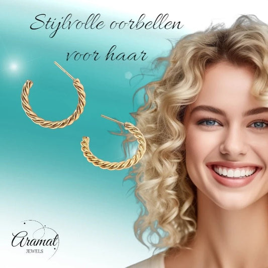 Glimlachende vrouw met blond krullend haar draagt goudkleurige Aramat Jewels gedraaide halve hoepel oorstekers.