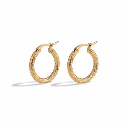 Aramat Jewels gold-tone twisted, diamond-cut stainless steel hoop earrings, 20mm diameter, with hinge clasp.