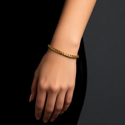Aramat Jewels gouden gourmet schakelarmband van 7mm breed en 21cm lang, gemaakt van staal.