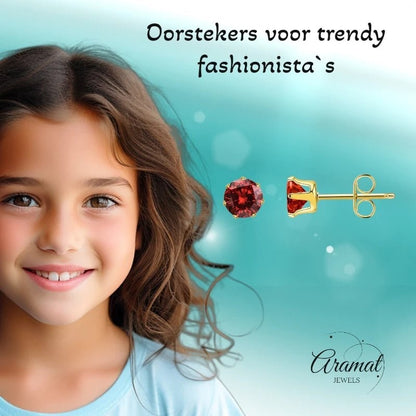 Aramat Jewels oorstekers van goudkleurig RVS met rode zirkonia, 3 mm diameter, subtiel en elegant.