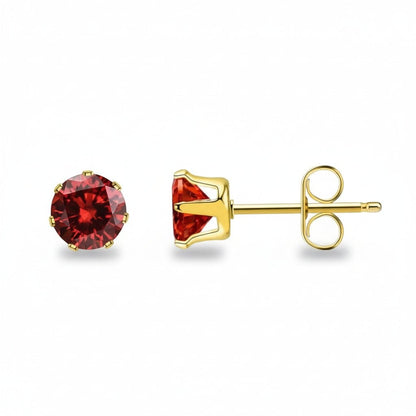Aramat Jewels goudkleurige RVS oorstekers met 3 mm rode zirkonia, subtiel en elegant.