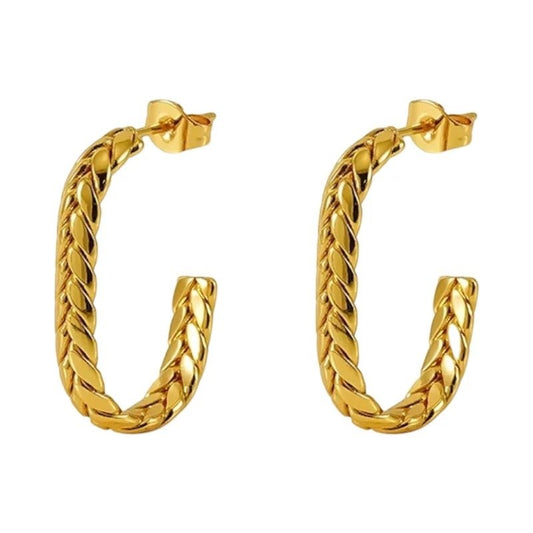 Goudkleurige Aramat Jewels oorstekers met rechthoekig schakelmotief, gemaakt van glanzend roestvrij staal.