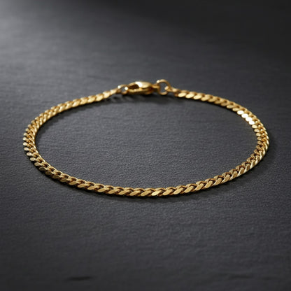 Aramat Jewels goudkleurige gourmet schakelarmband van 316L roestvrij staal met karabijnsluiting op een donkere ondergrond