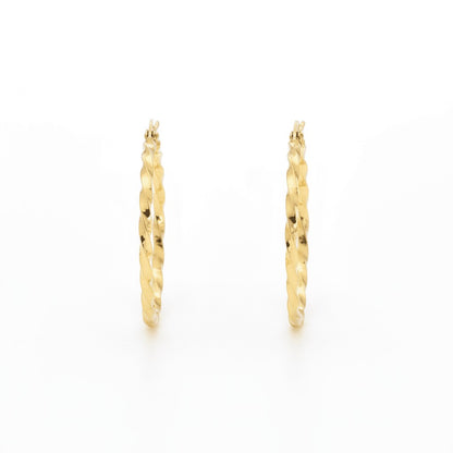 Aramat Jewels Goudkleurige RVS swirl hoepeloorbellen van 30 mm met scharniersluiting.