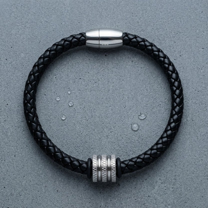 Aramat Jewels zwarte leren herenarmband met zilverkleurige RVS kraal en stevige magneetsluiting op grijze ondergrond.