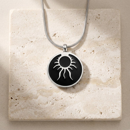 Aramat Jewels ronde ashanger met tribal design in zwart emaille en staal. Gedenksieraad met schroefsluiting.