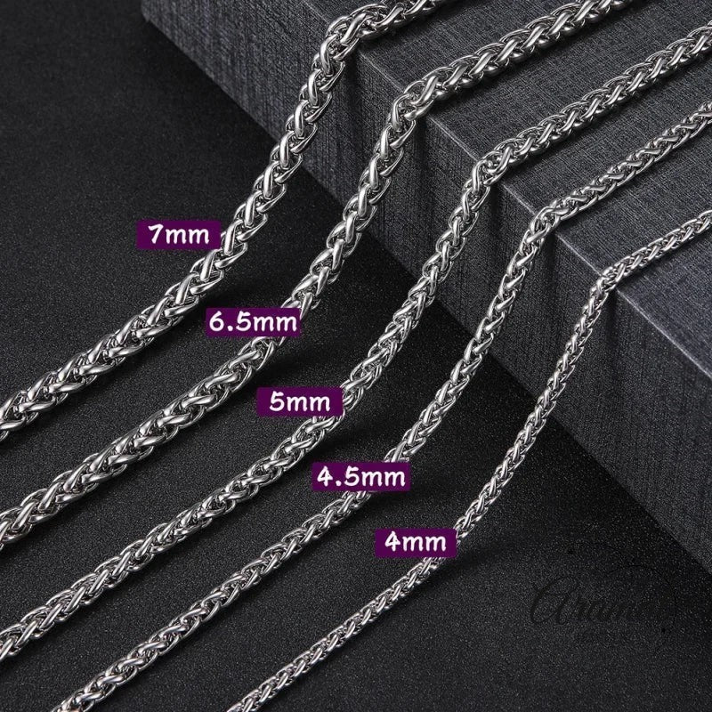 Aramat Jewels zilverkleurige RVS vossenstaart kettingen in diverse breedtes van 4 mm tot 7 mm op een zwarte ondergrond.