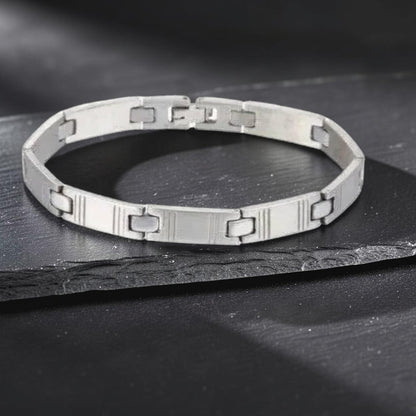 Aramat Jewels zilverkleurige edelstalen armband van 21 cm met een stoere fantasieschakel en subtiele steentjes.