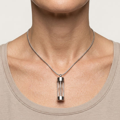 Aramat Jewels zilverkleurige stalen ashanger in zandloper design, 4,5cm, met schroefsluiting voor as.