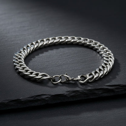 Zilverkleurige Aramat Jewels gourmetarmband van 21 cm breed, gemaakt van duurzaam 316L roestvrij staal.
