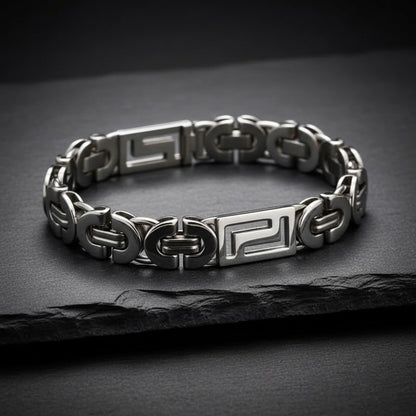 Stoere Aramat Jewels koningsarmband van zilverkleurig 316L edelstaal met een breedte van 12 mm op een zwarte ondergrond