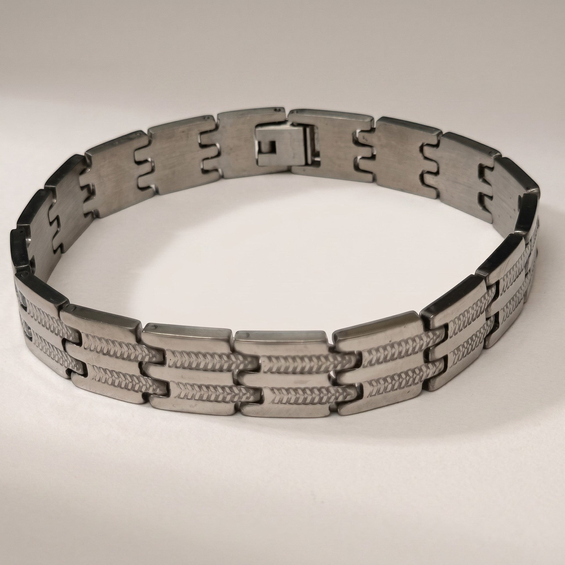 Aramat Jewels zilverkleurige stalen schakelarmband met fantasiepatroon, 21cm lang en 11mm breed.