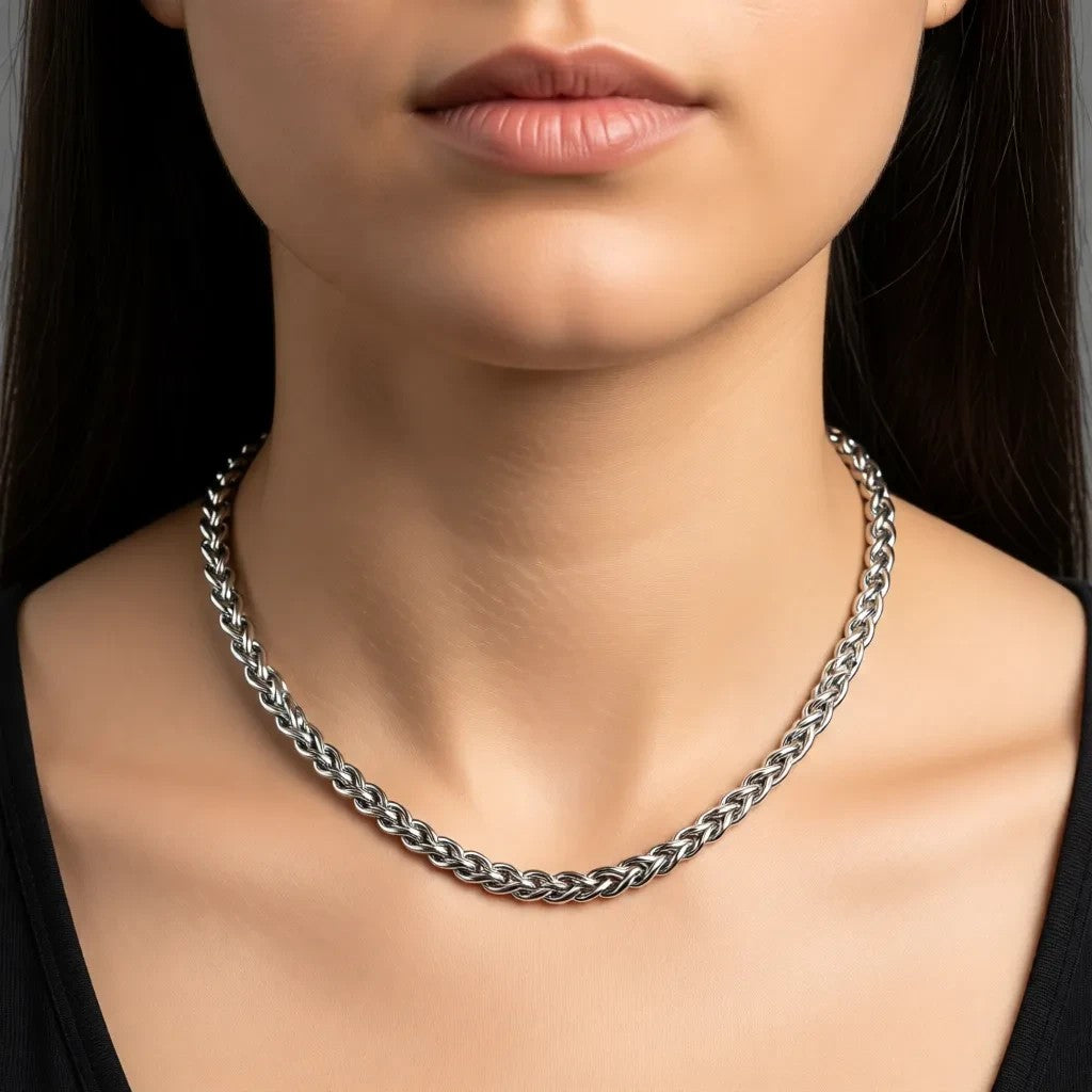 Aramat Jewels vossenstaart halsketting van 8 mm breed RVS in zilverkleur, gedragen om de nek als statement sieraad.