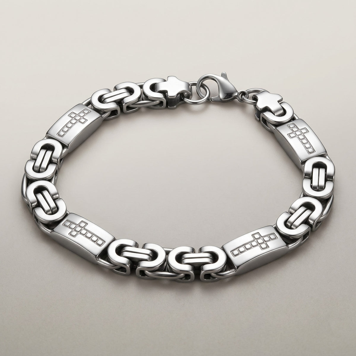 Aramat Jewels zilverkleurige koningsschakel armband van staal met kruisjes, 9mm breed en 21cm lang.