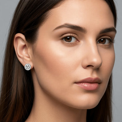 Aramat Jewels zilverkleurige oorstekers met 6mm transparant kristal, gemaakt van roestvrij staal.