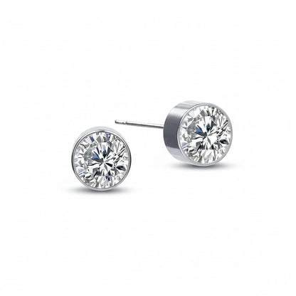 Aramat Jewels zilverkleurige oorstekers met 6mm transparant kristal, gemaakt van roestvrij staal.