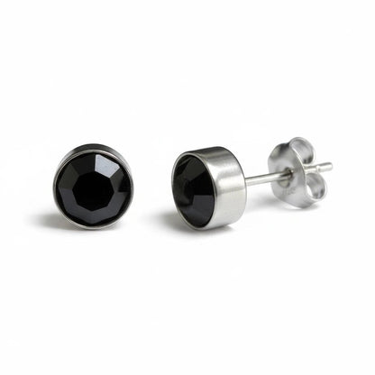 Aramat Jewels zilverkleurige oorstekers met 8mm zwart kristal, gemaakt van roestvrij staal.