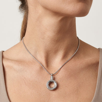 Aramat Jewels ashanger open cirkel zilverkleurig RVS met kristallen, 30x20mm. Een betekenisvol gedenksieraad.