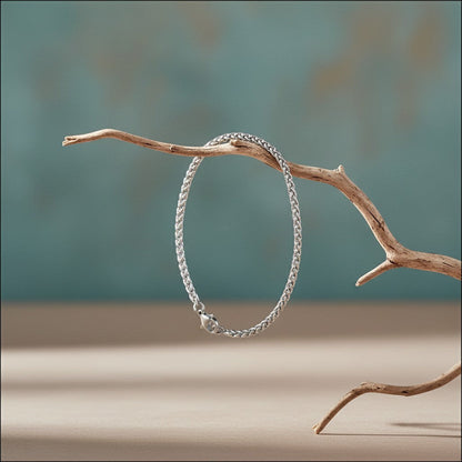 Zilverkleurige Aramat Jewels vossenstaart armband van roestvrij staal met een gevlochten schakelpatroon.