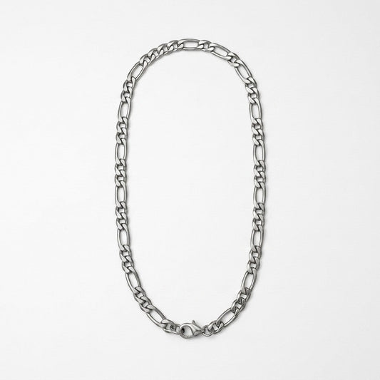 Aramat Jewels zilverkleurige figaro ketting van roestvrij staal met een robuuste karabijnsluiting.