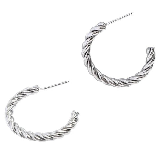 Aramat Jewels zilverkleurige halve oorringen van roestvrij staal met een elegant gedraaid motief en vlindersluiting.