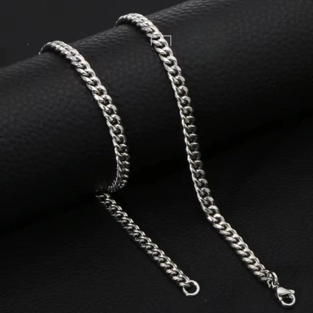 Aramat Jewels zilverkleurige gourmet schakelketting van roestvast staal met een klassieke curb cuban schakel en karabijnsluiting.