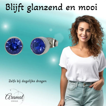 Aramat Jewels zilverkleurige oorstekers met 7mm donkerblauw kristal, gemaakt van roestvrij staal.