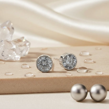 Aramat Jewels zilverkleurige oorstekers met 6mm transparant kristal, gemaakt van roestvrij staal.