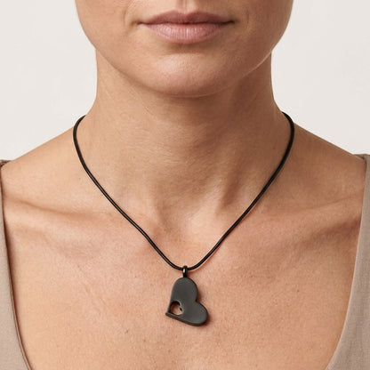 Aramat Jewels zwarte crematiehanger in hartvorm met open hart-design, gemaakt van 316L staal.
