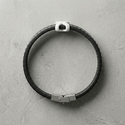Aramat Jewels zwarte leren herenarmband met stalen kruisje, wit stiksel en duurzame 316L RVS sluiting.