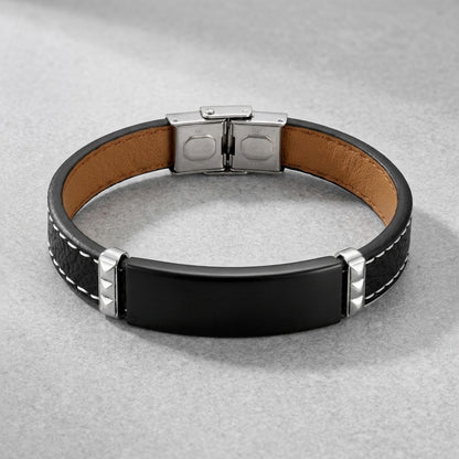 Aramat Jewels zwarte leren herenarmband met graveerbare zwarte stalen plaat, wit stiksel en RVS sluiting.