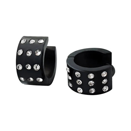 Aramat Jewels zwarte RVS huggie oorringen met sprankelende zirkonia steentjes voor een stoere en moderne look.
