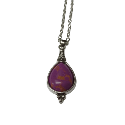 Een paarse stenen hanger met een zilveren ketting