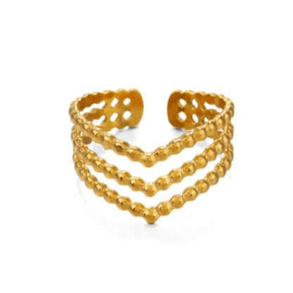 Goudkleurige chevronvormige ring met drie parallelle rijen kralen.