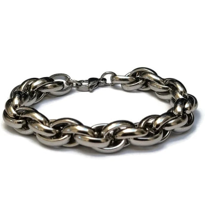 Een zilveren armband met een schakelketting