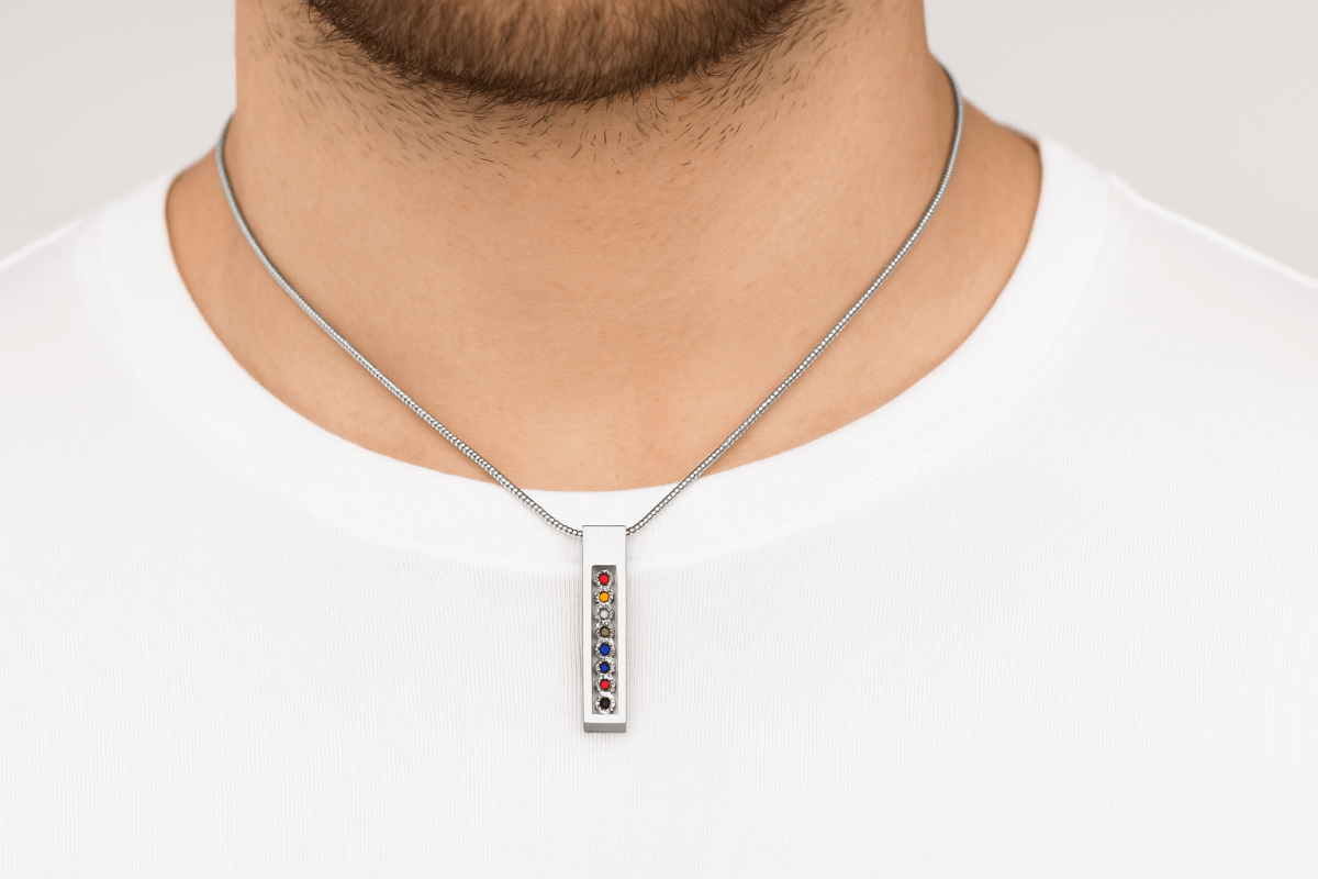 Rechthoekige zilveren ashanger met regenboog edelstenen (34x8mm) om mannenhals